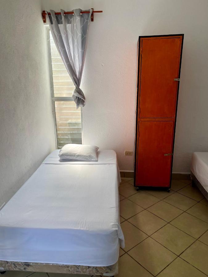 Hostal Inn 2 Флорес Екстериор снимка